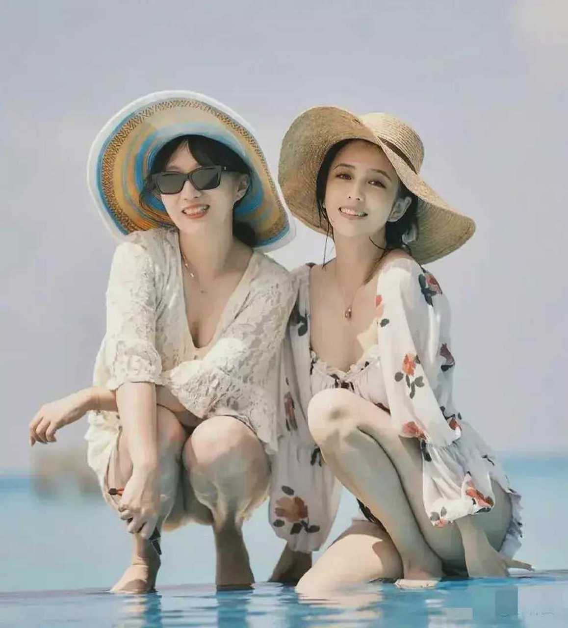 亚洲性感明星生图大赏# 佟丽娅和闺蜜海边玩浪