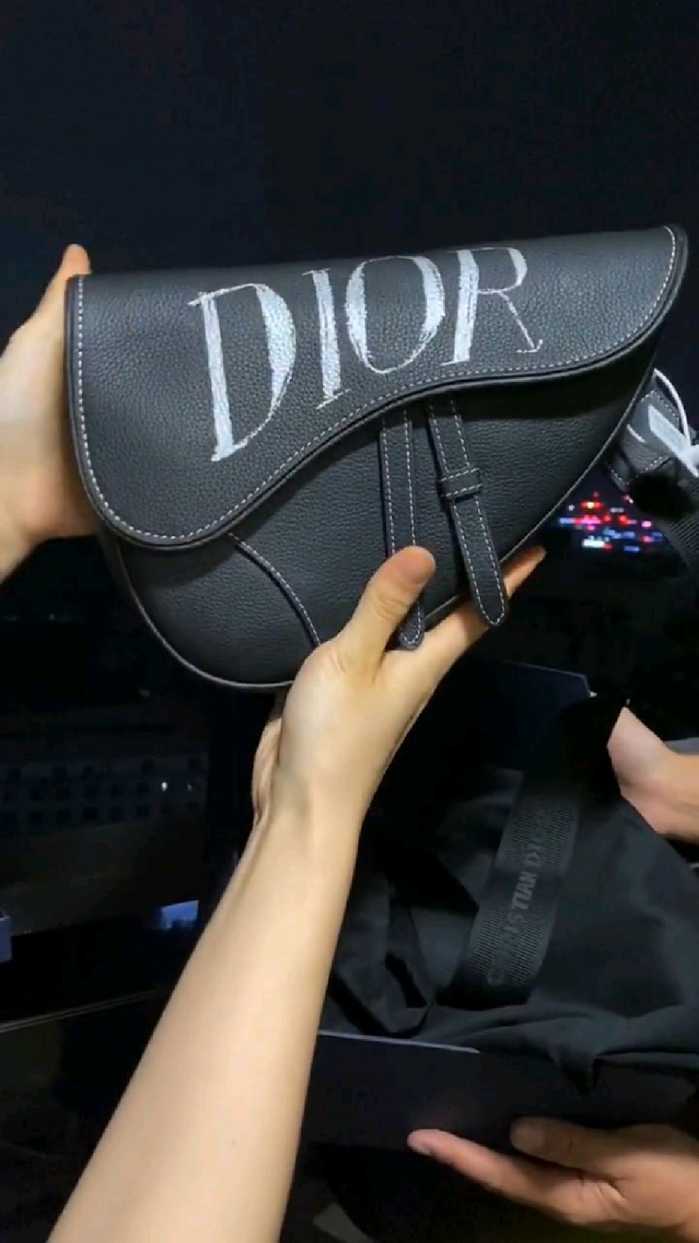 迪奥胸包,时尚界炙手可热的单品-度小视