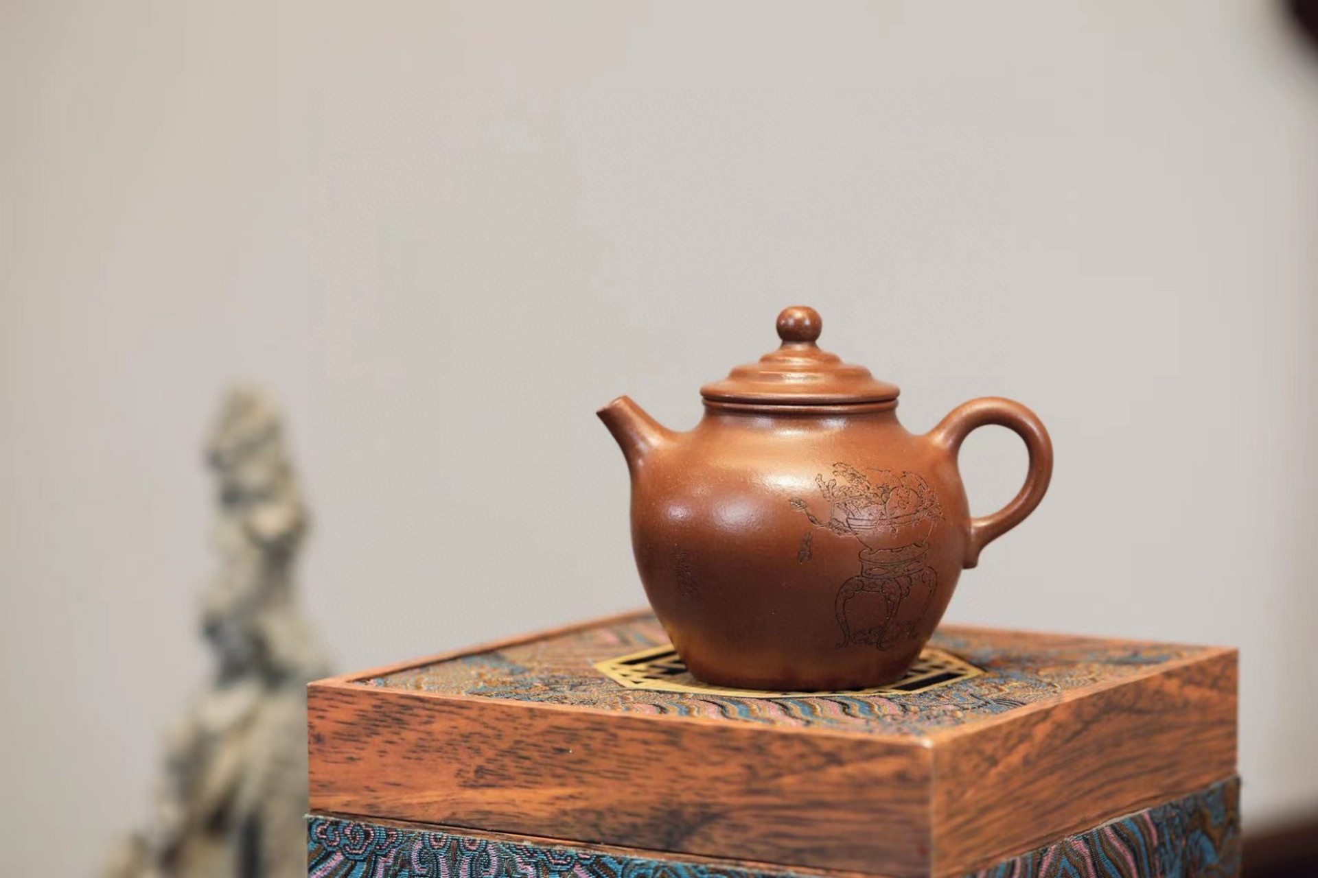 大彬橄榄|优质降坡泥|220cc|全手  盖微穹,由三条弦纹凹线构成,珠形钮