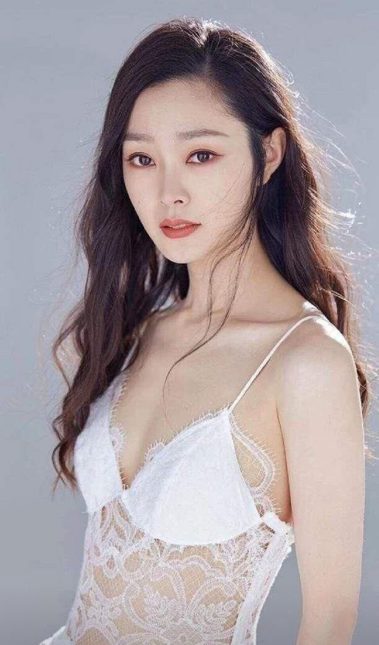 图文热点情报局# 宋轶,眼神坚毅,低调不张扬,她演的谍战剧《伪装者》 