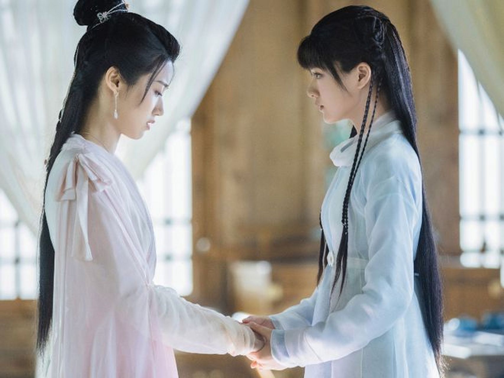 《玉骨遥》白雪莺和朱颜的关系好,是因为两个的母亲