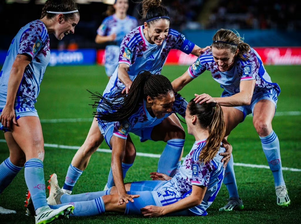 西班牙5-1瑞士:创最佳乌龙球,赛后西班牙称必复仇日本将其淘汰