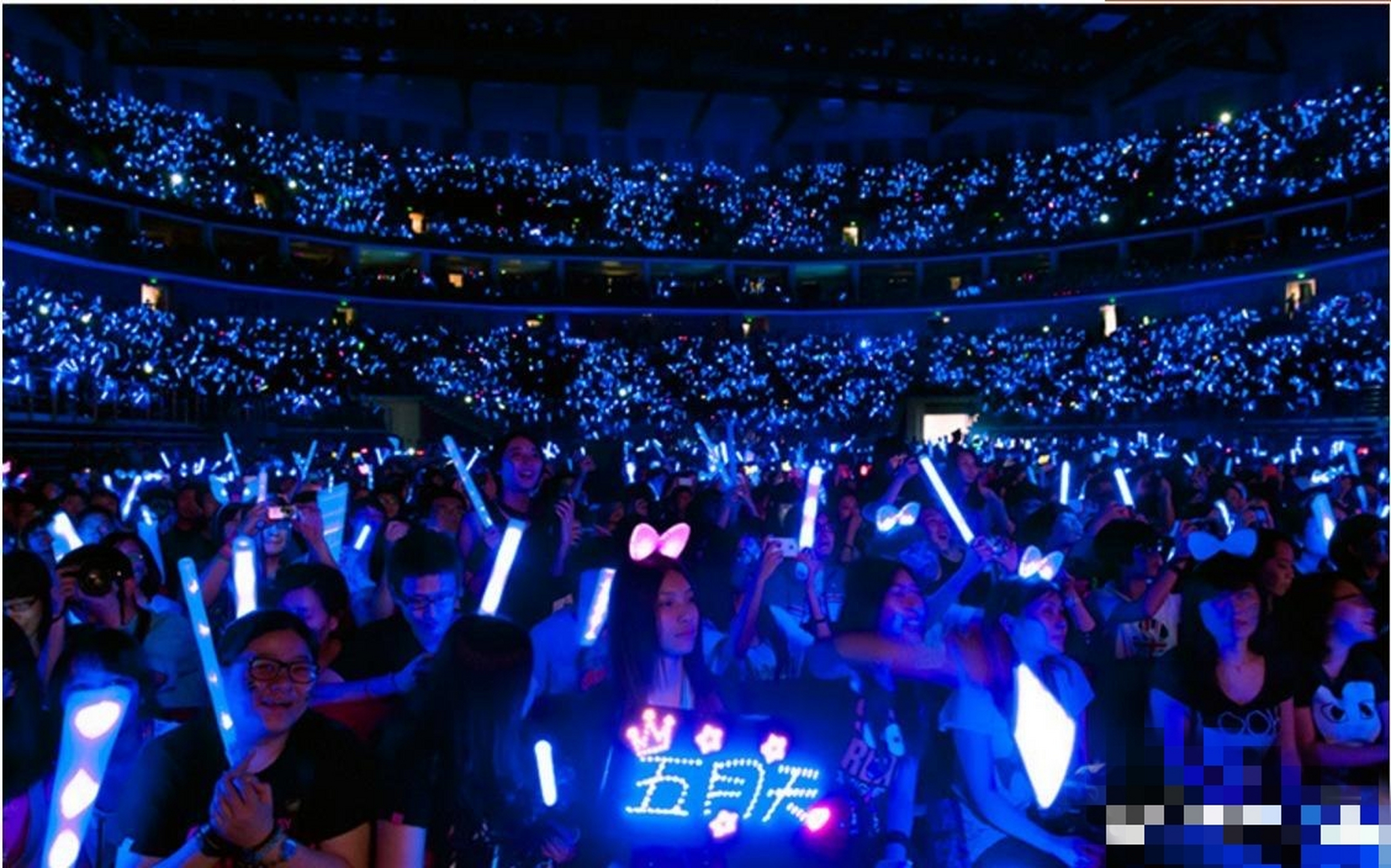 五月天演唱会荧光棒卖了近600万元 张韶涵南宁演唱会,这个可以场控的