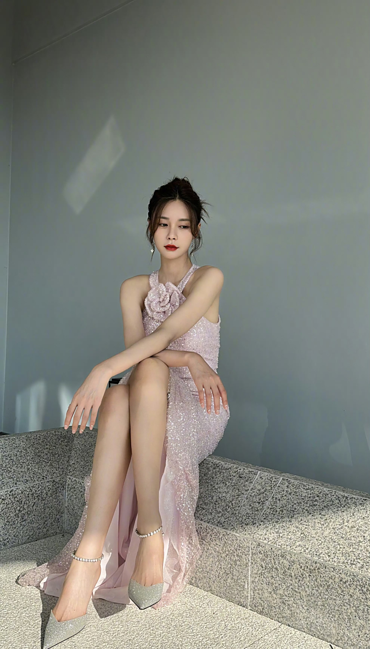 这套粉色礼服裙是真的很适合沈梦辰,窄肩吊带设计,胸口做了一朵玫瑰花