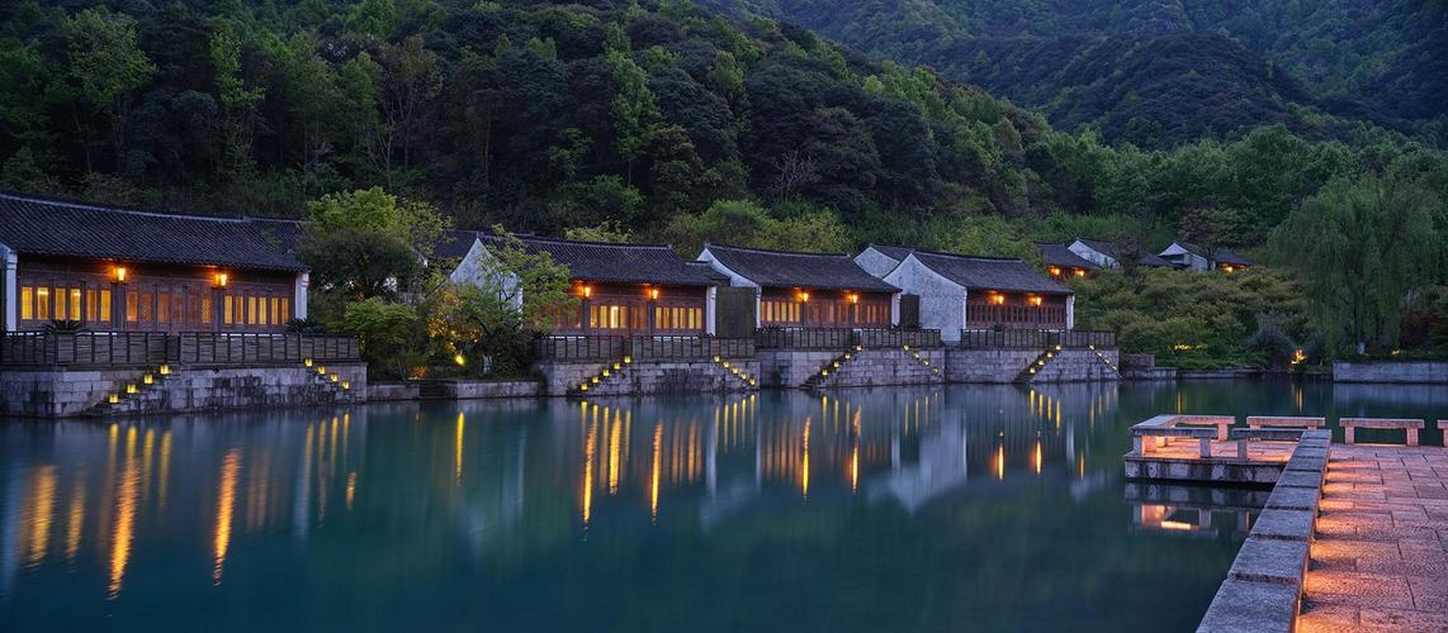 兰亭安麓选址在绍兴会稽山,由精心修复的明清徽派建筑群组成,当代