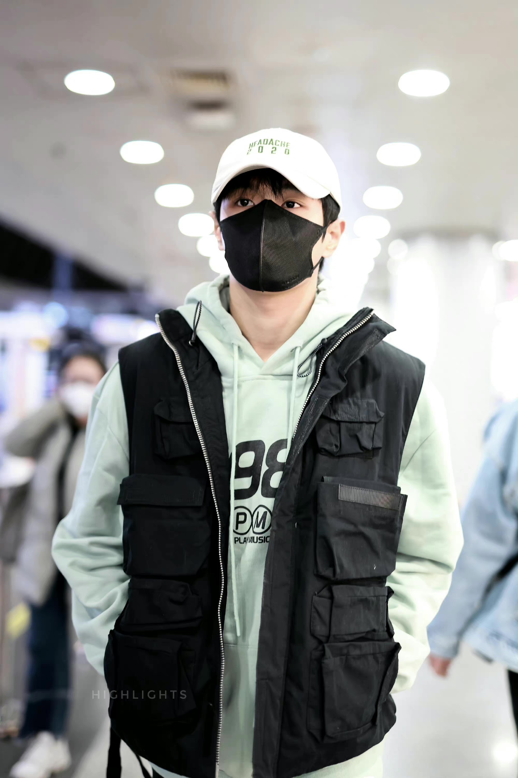 李汶翰今日份机场饭拍,卫衣 马甲穿搭好帅气