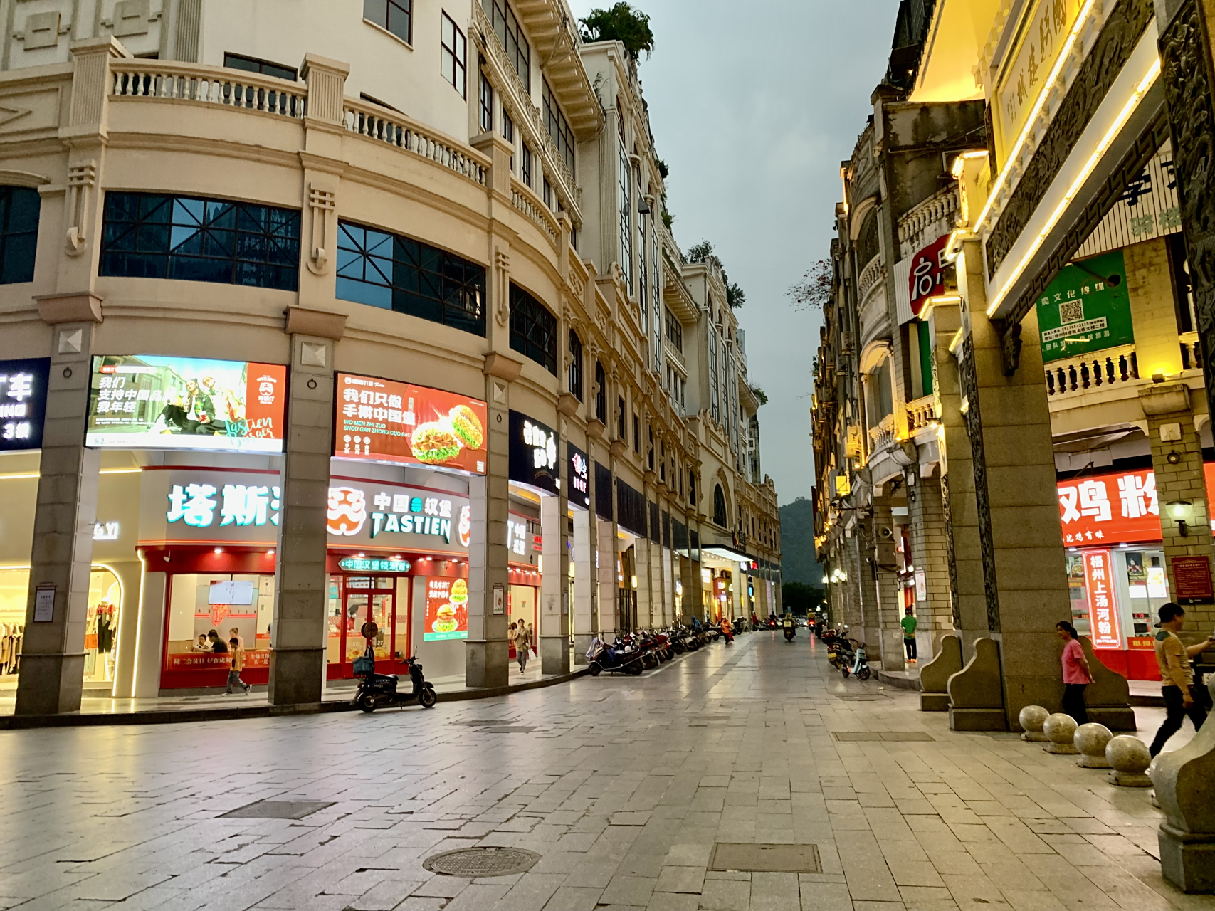 广西梧州的骑楼城规模真的是很大.