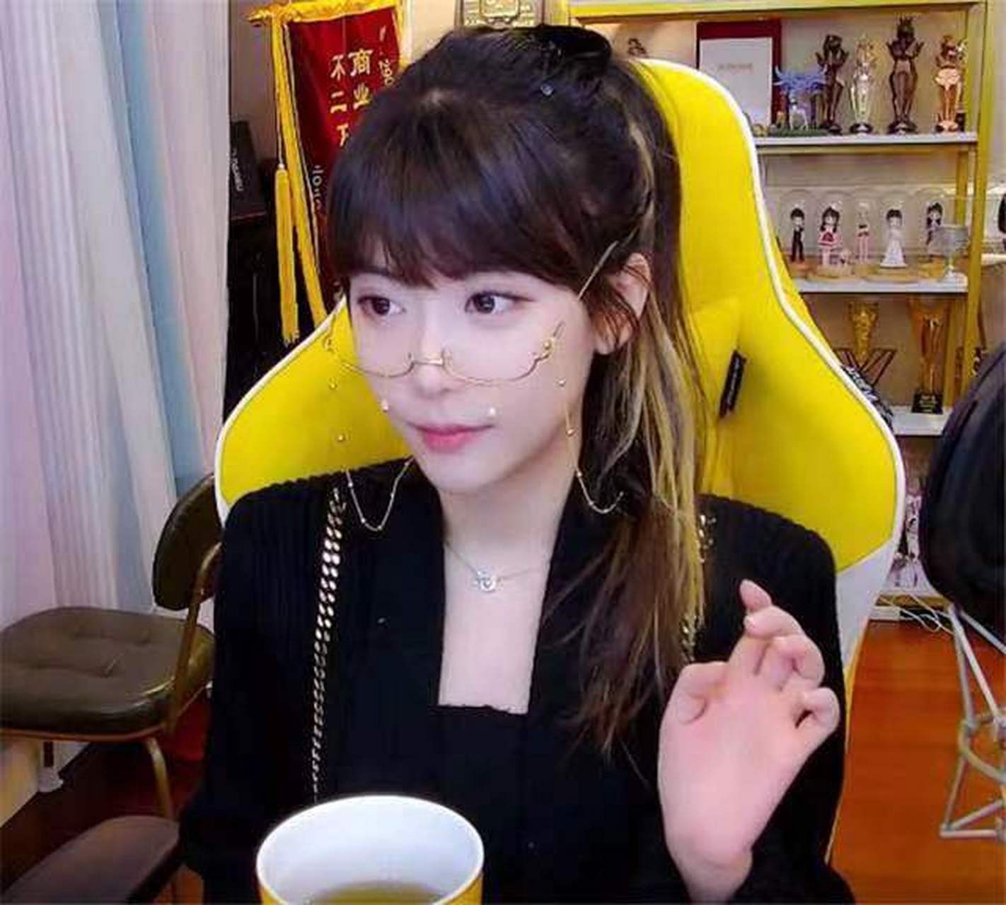 周淑怡周姐戴不戴眼镜对比图,周姐果然太有魅力了,你觉得哪个更漂亮?