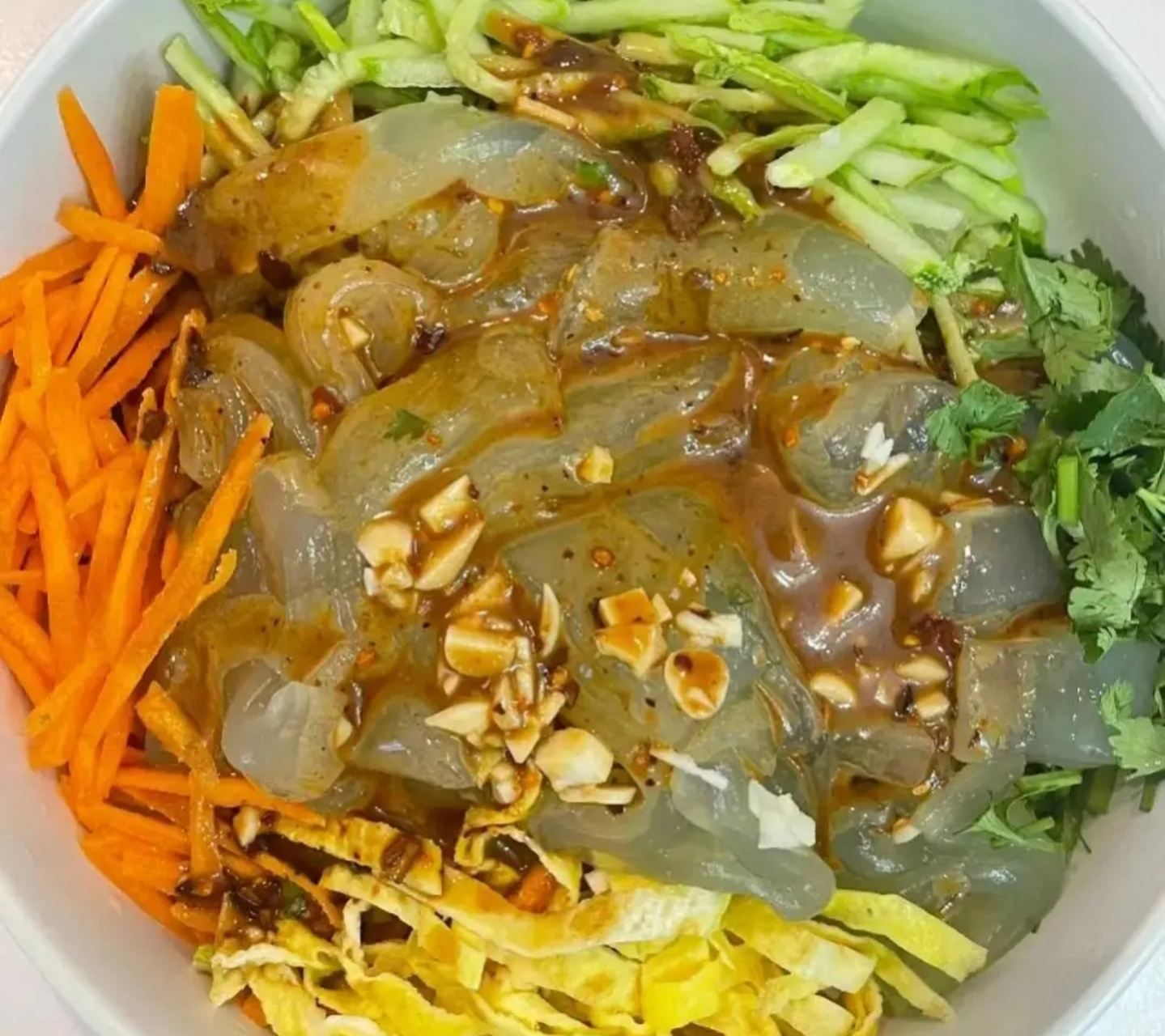 我的美食分享#  五彩大拉皮的做法  1,首先调料汁:麻酱两大勺,生沉浇