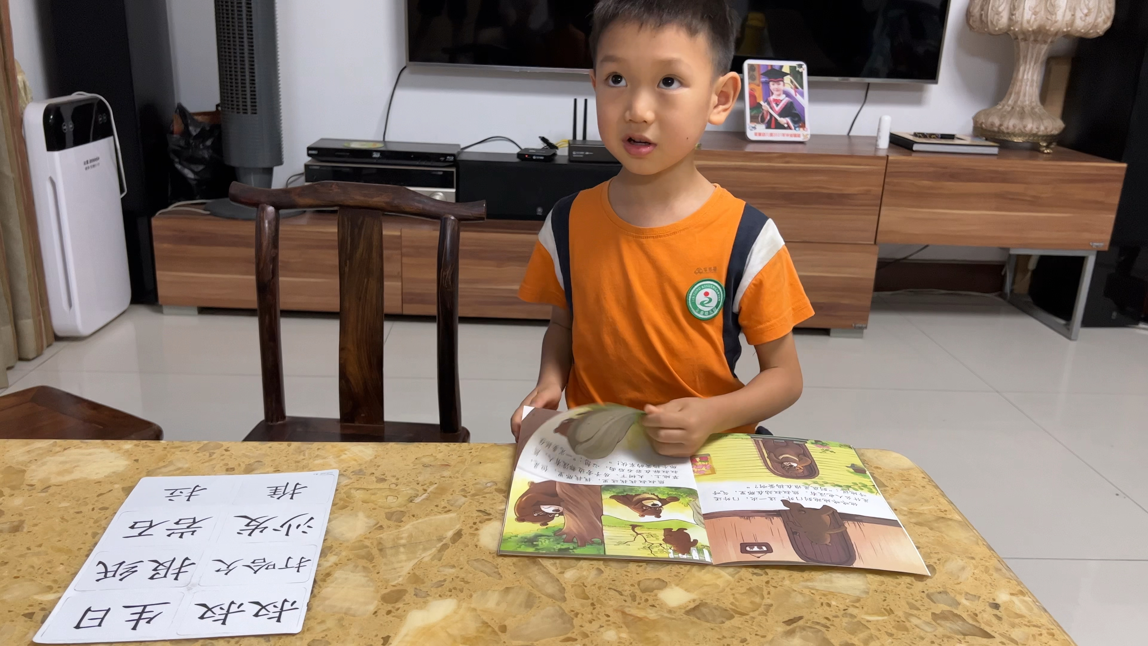小家伙也开学了,放学回家复习课本,读得还不错呀