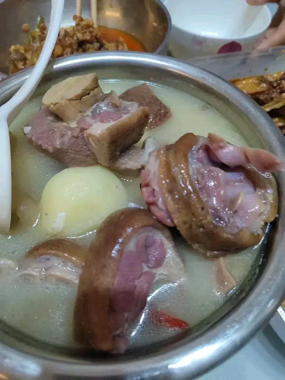 这是婆婆在路边购买的腊猪蹄一斤23块钱结果拿回家炖着吃太咸了而且