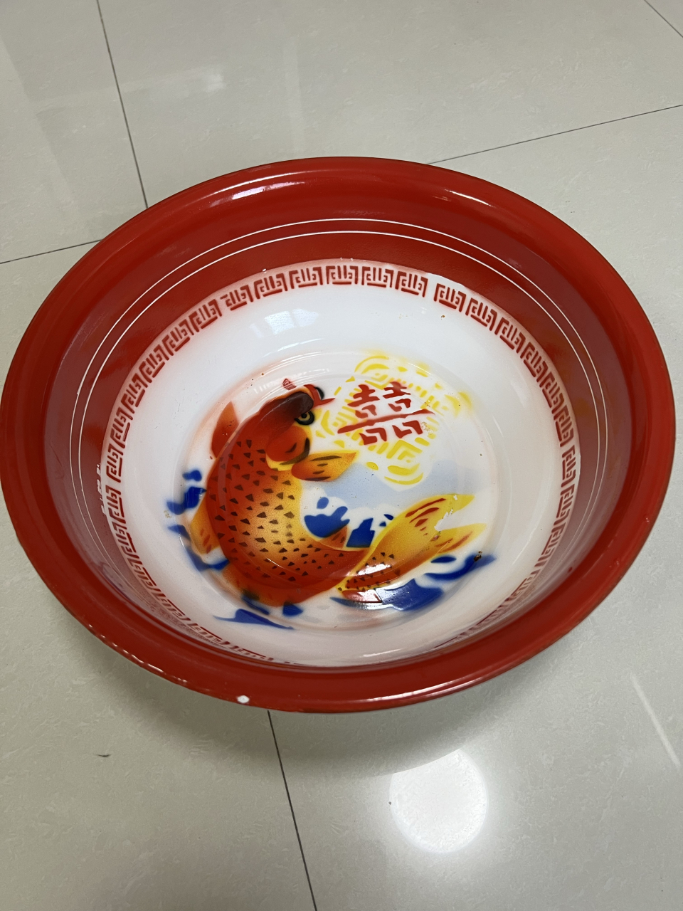 但是这种盆有个缺点就是稍微磕着碰着了,就会掉瓷,露出里面的黑色.