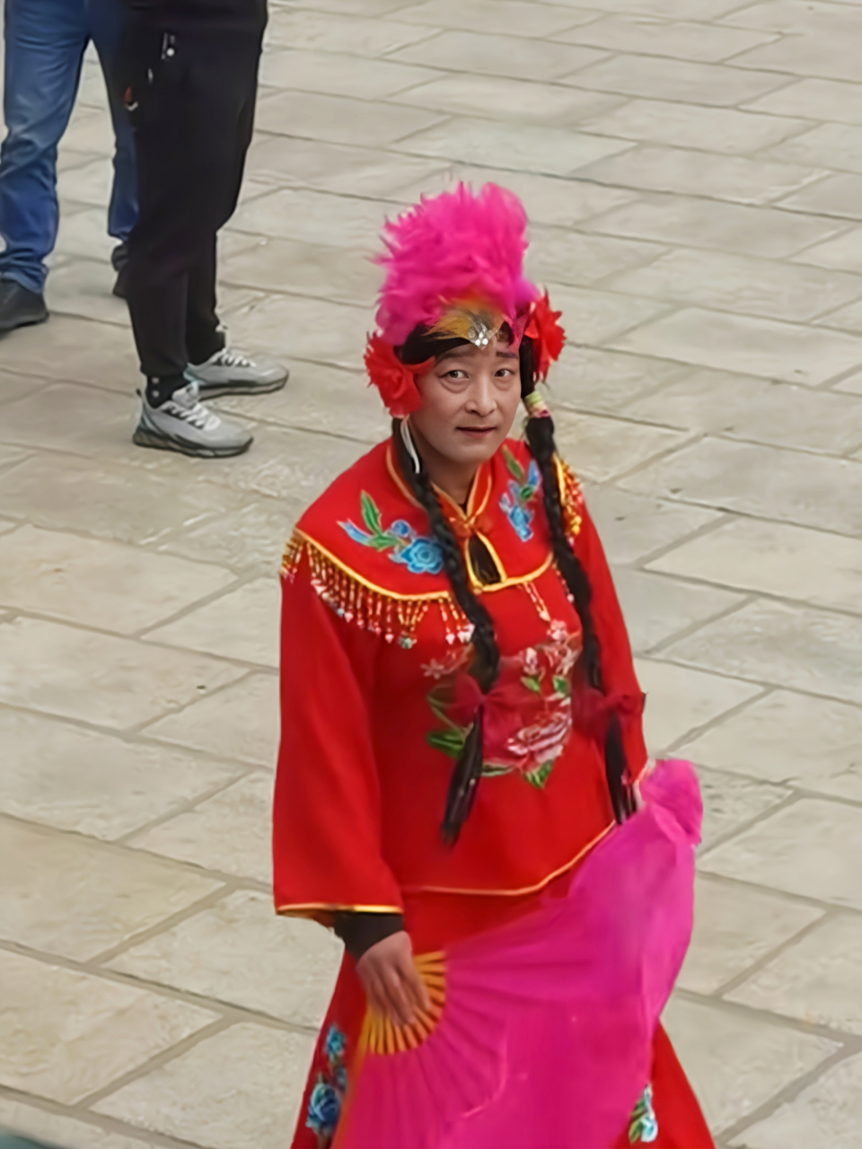 大爷男扮女装在街头"招摇过市",表情眨眼间从温柔切换到凶狠,路人看得