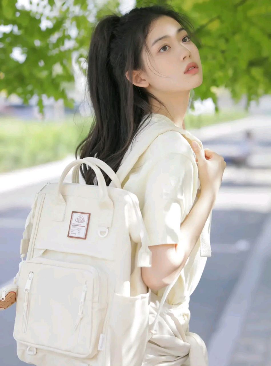 演员董雨菲更新个人社交状态  夏日休闲  #动态创作月