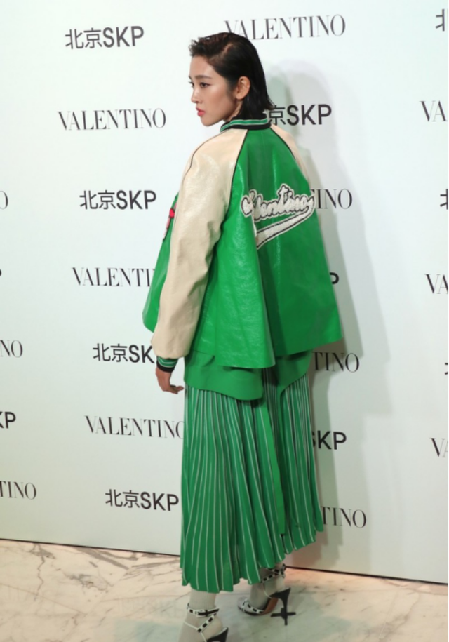 唐艺昕太敢穿,绿色外套搭配绿色百褶裙,高颜值也掩不住土味感