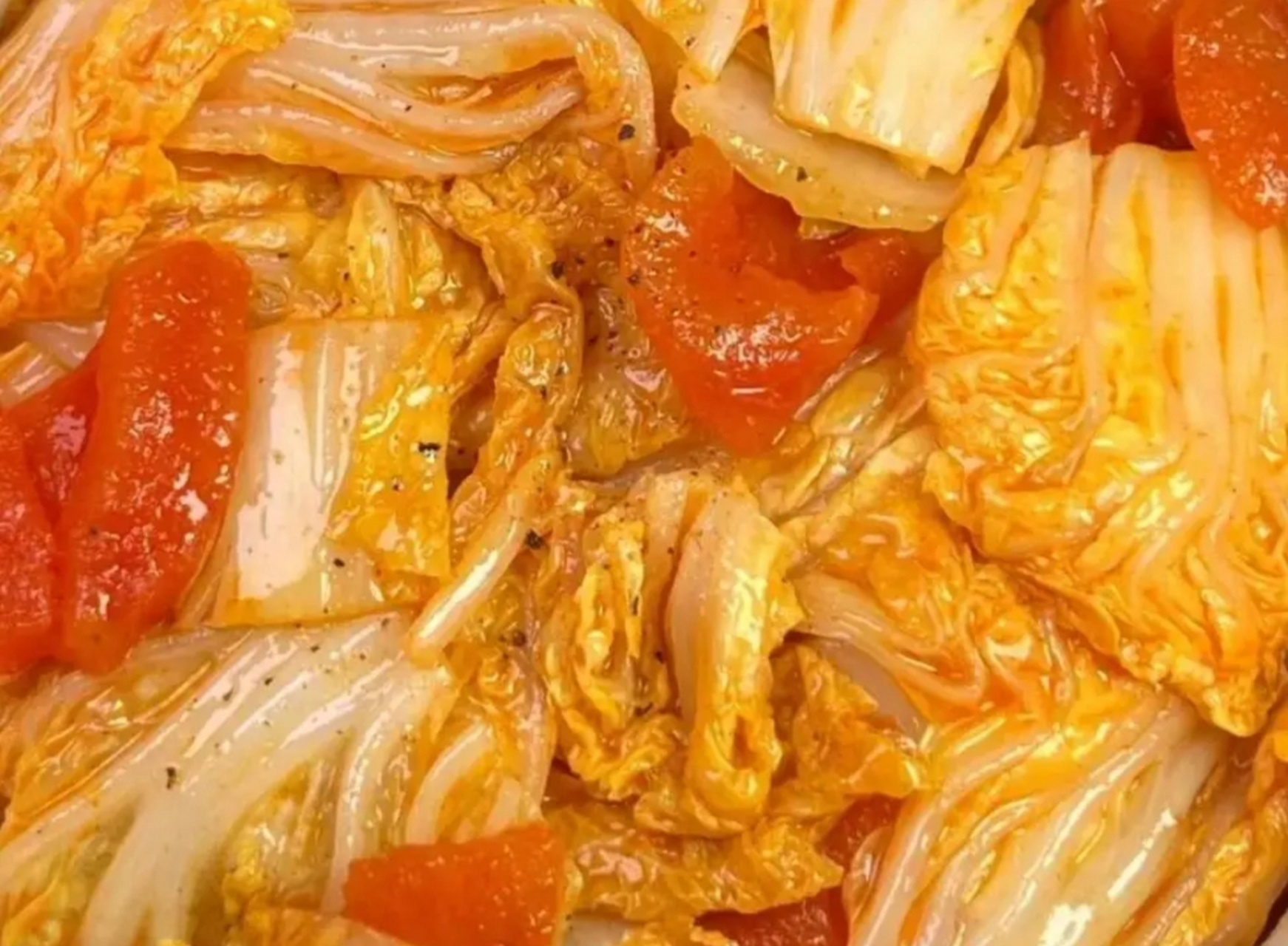 番茄和娃娃菜一起清洗干净,然后将娃娃菜切成小段,番茄切成小块备用