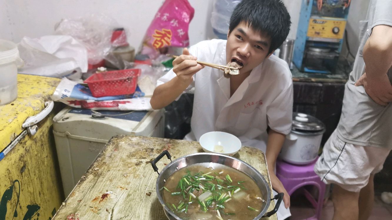 小伙今天做了冬瓜排骨汤,味道鲜美,一上桌猛吃猛喝,汤汁都不剩
