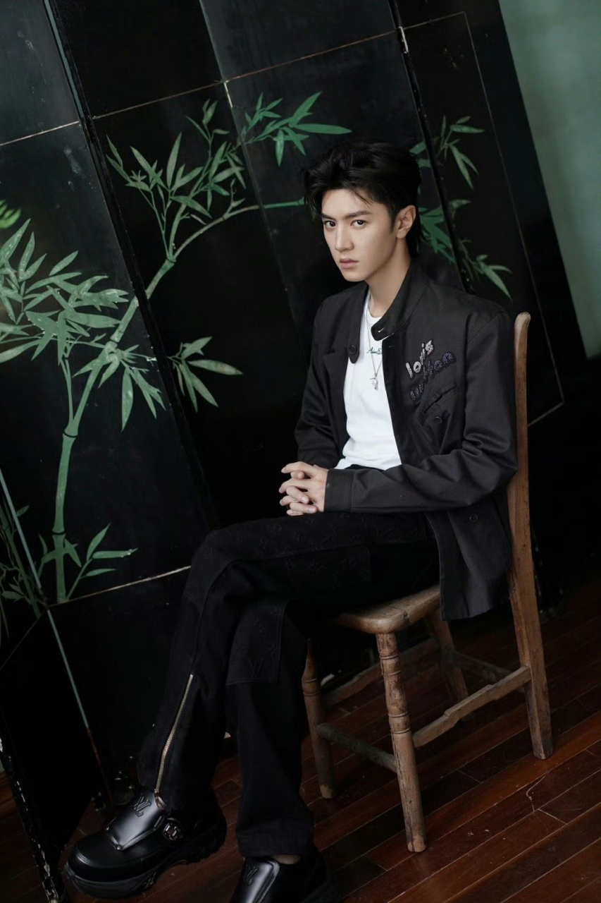 陈哲远狼尾墨镜造型,有被帅到!