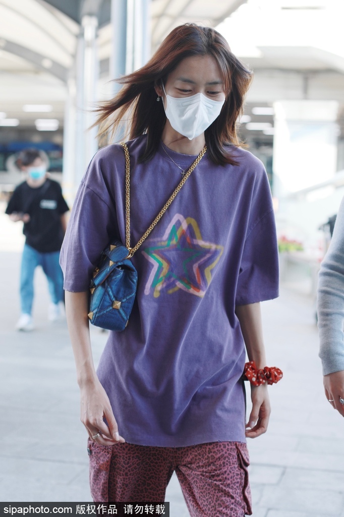 组图：刘雯低调现身首都机场 着星星图案紫色T恤休闲随性第2张图片