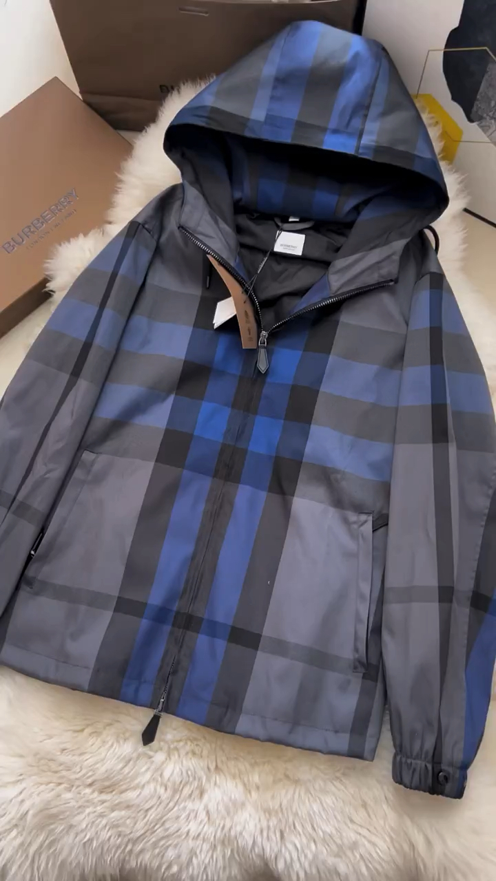 巴宝莉新款连帽格子外套蓝拼颜色经典大气