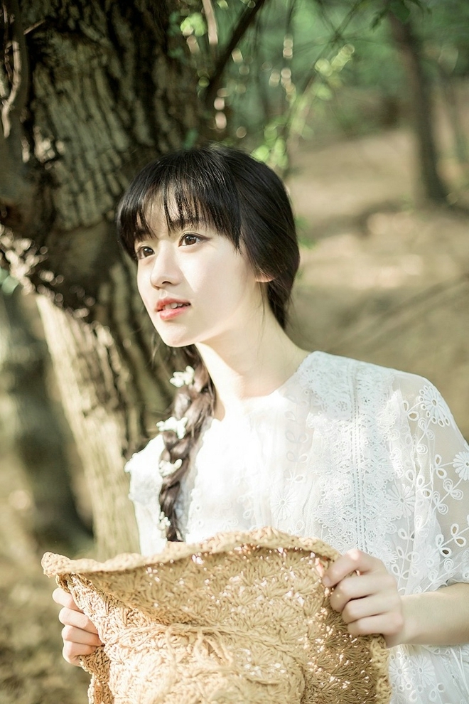 麻花辫美少女清新脱俗户外写真