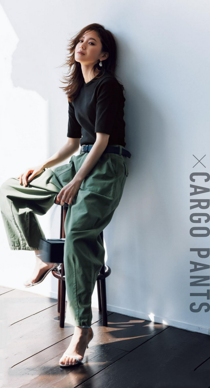 明日穿搭模板:黑色t恤 军绿工装裤 白色凉鞋 黑色腰带  黑色腰带必加