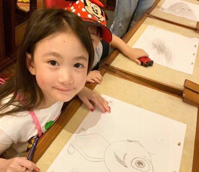 奥莉才是最美的星二代,从可爱的小公主,变成了大长腿的美少女!