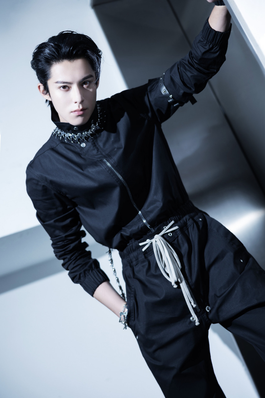 王鹤棣写真壁纸[微风][小红花]