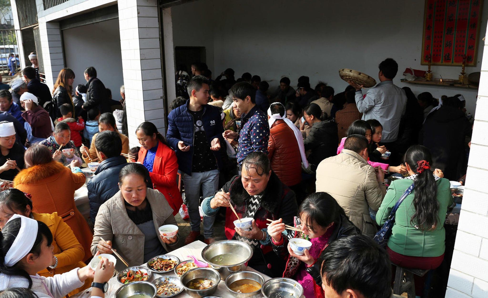 儿子考上985,我摆了20桌庆祝,只来了3桌,我爸妈拒绝出席