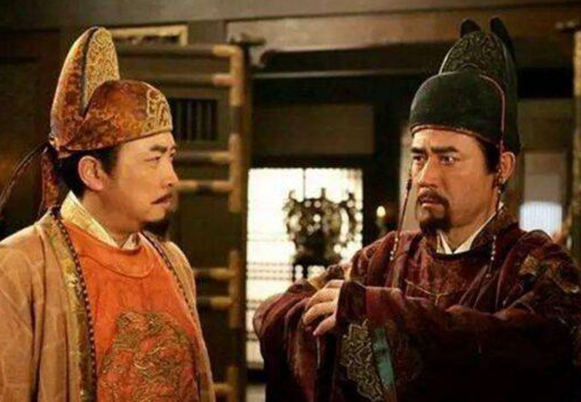 房玄龄大为惊骇,抱着妻子就要拔刀自尽,李世民赶紧拉住解释.