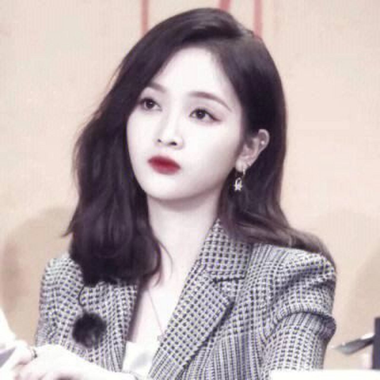 迪丽热巴的化妆师是张进,就是前几天画出来赵今麦死亡妆容的那位.