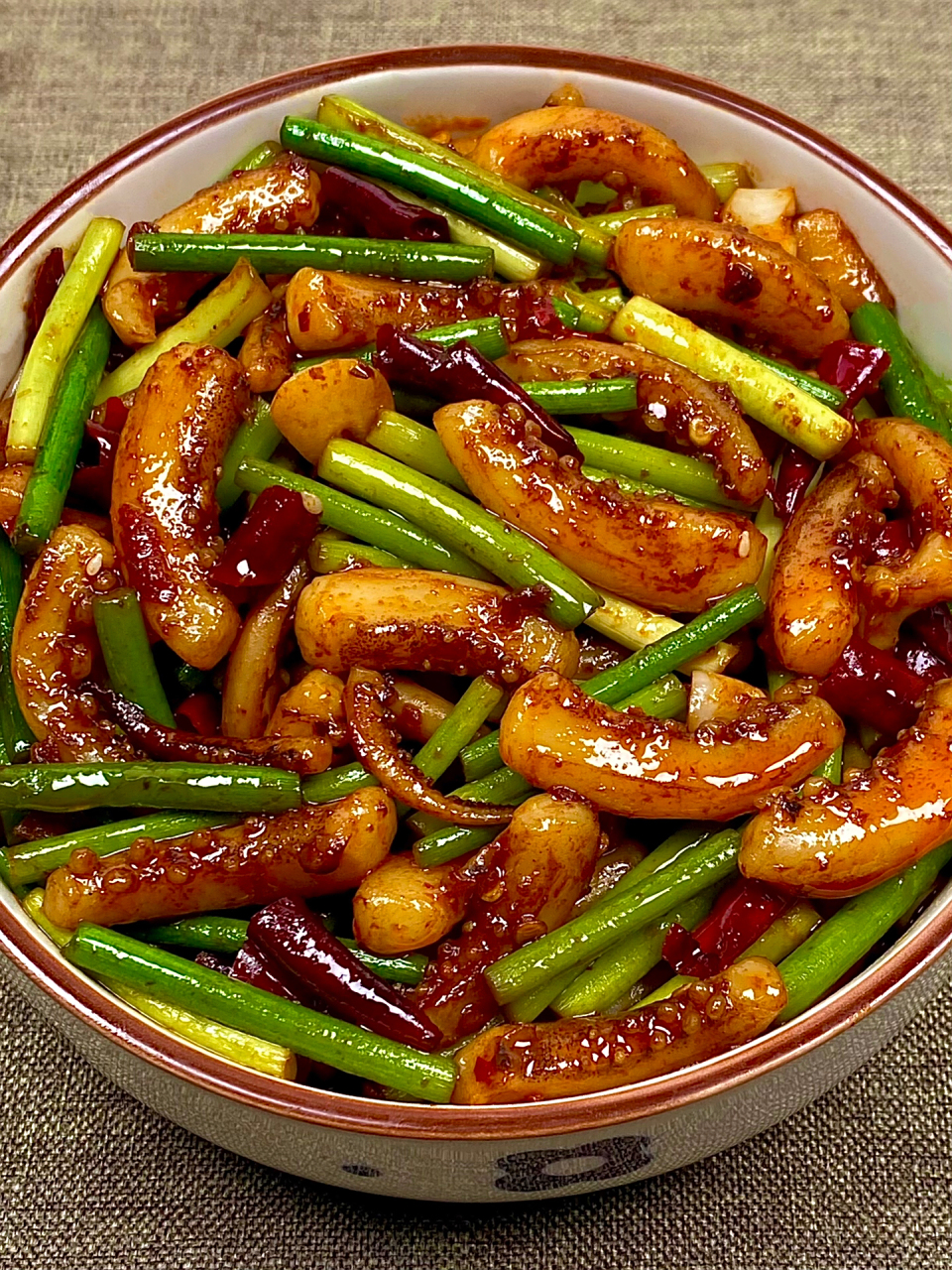 闺蜜妈妈做了这道蒜苔鱿鱼,香晕了～ 鱿鱼香辣入味,蒜苔清脆爽口