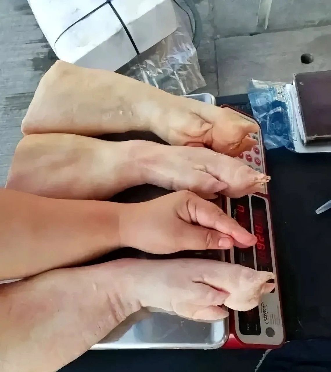67实在是太像了,这得亏不是我的手哈,买猪蹄子,顺便把自己手也买