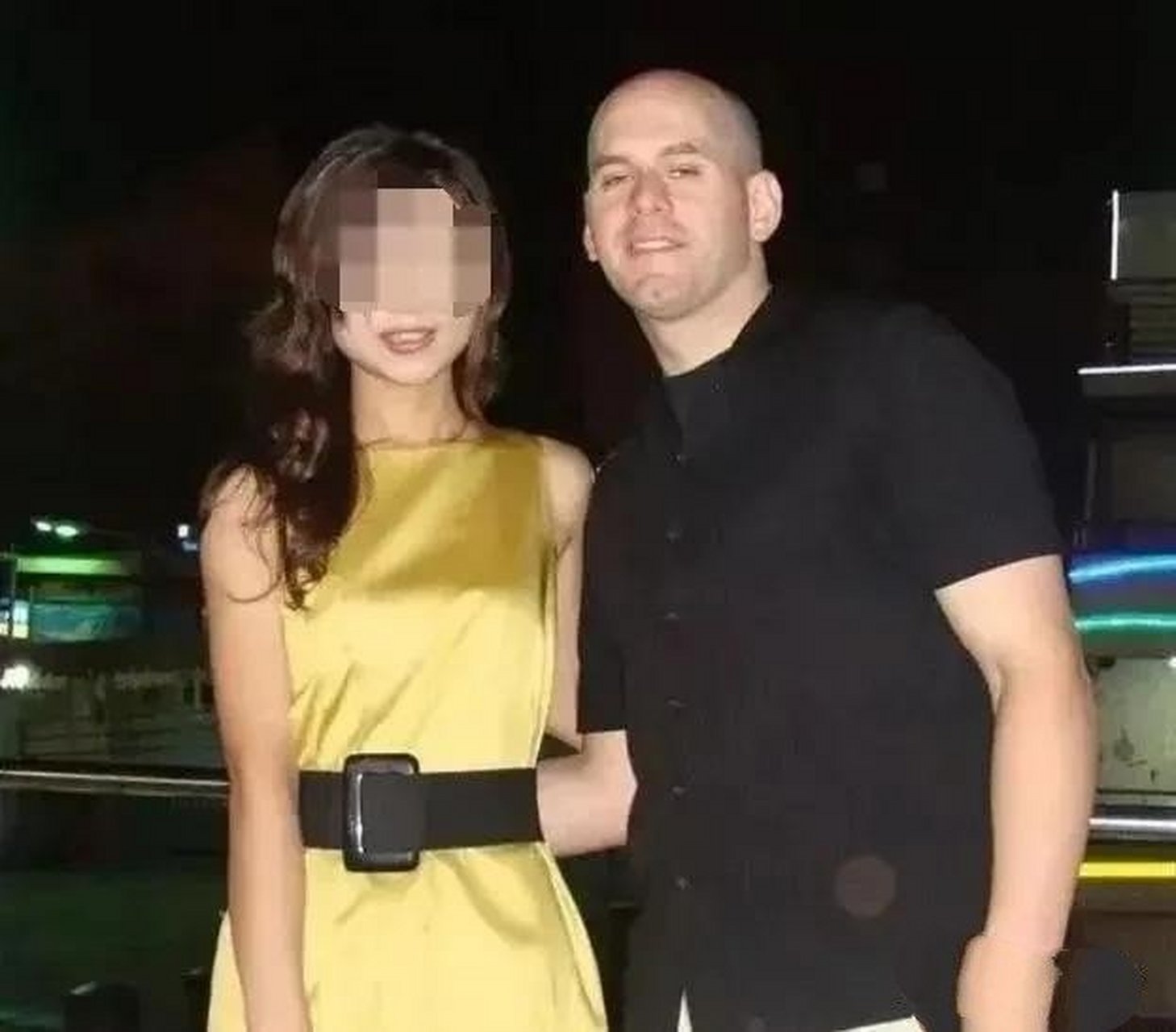 在这10年期间,梅纳德以恋爱之名和美国绿卡作诱饵,先后玩弄了1242晃 