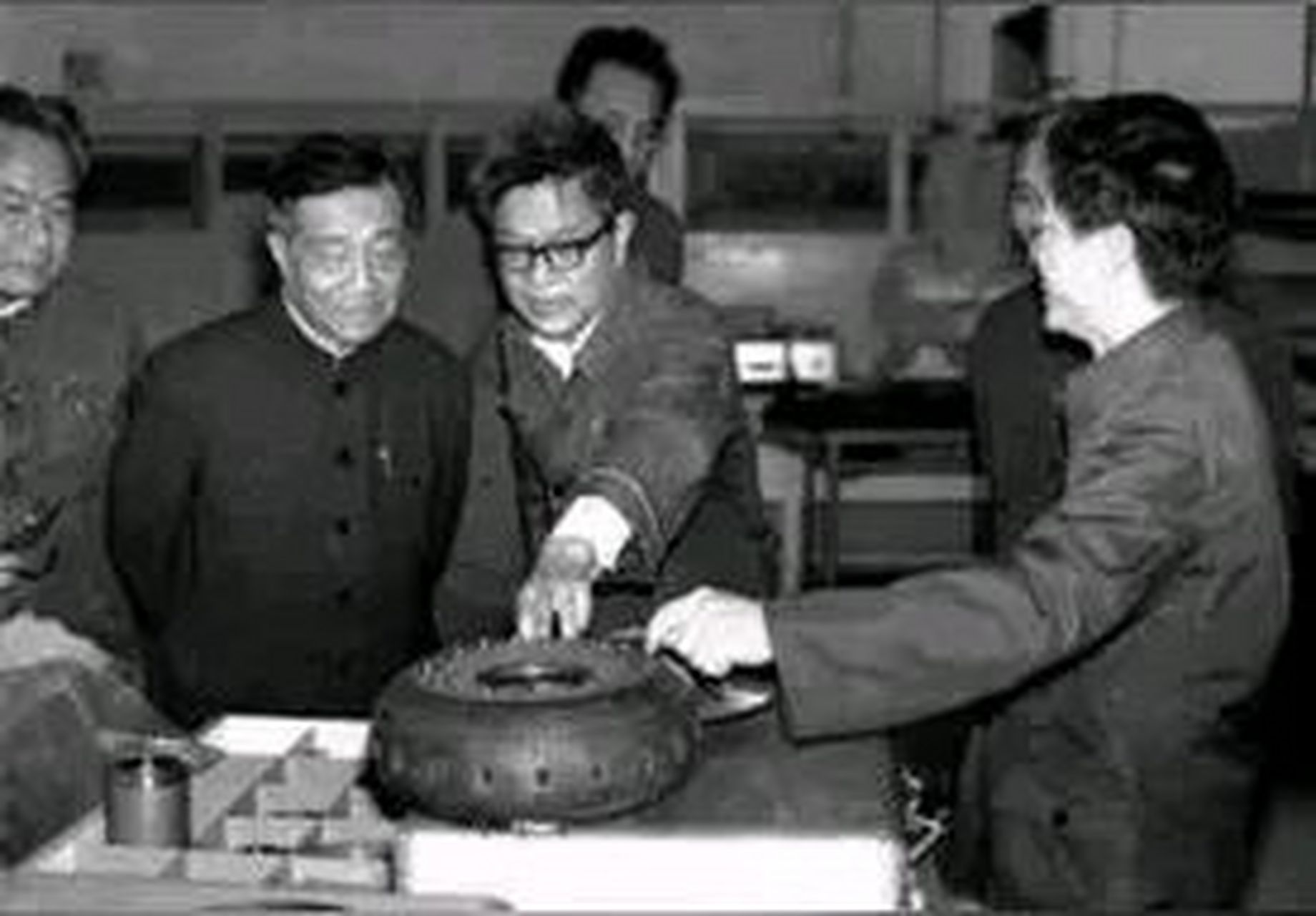 1960年,中國正在研製首枚空空導彈時,蘇聯專家突然撤離,我方導彈總