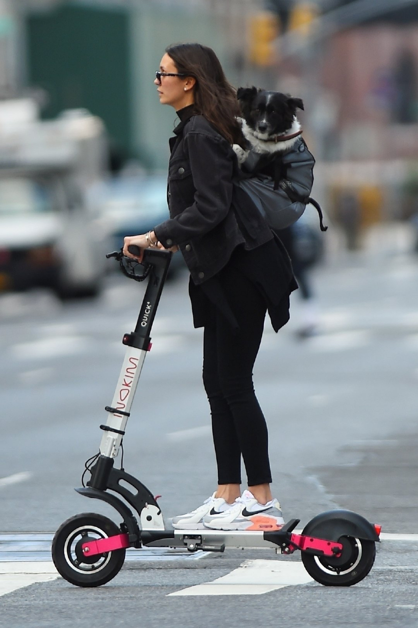 妮娜杜波夫街拍造型,很简单的一身黑造型,在秋冬季节是很实用的,黑