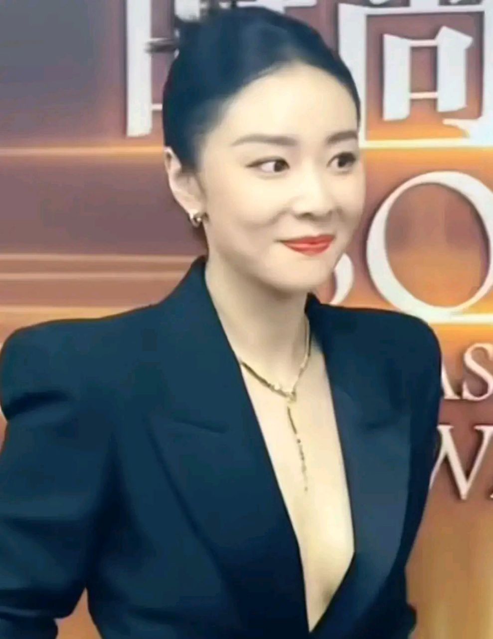 虽说这女人不是最漂亮的,但是气场真的是宇宙最强了,辨识度非常高,不