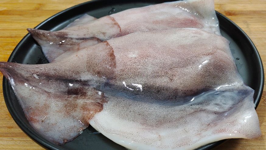 鱿鱼怎样做好吃?大厨教你饭店不外传秘诀,不腥好吃,营养美味