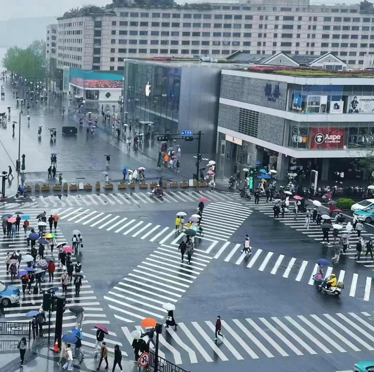 杭州十字路口的x型斑马线