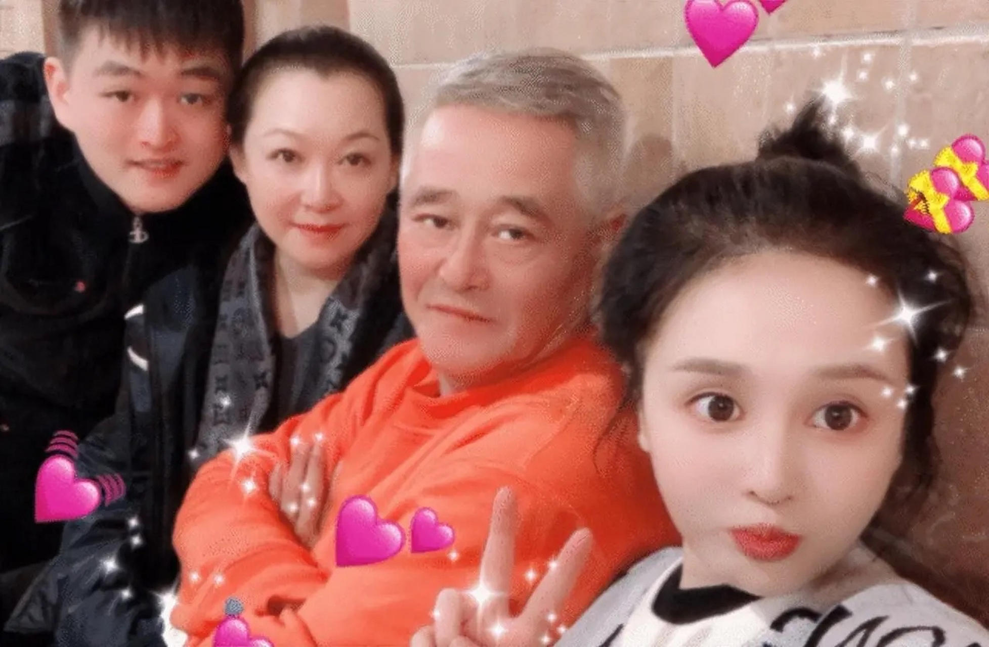 66岁赵本山的小娇妻马丽娟,代表本山大叔去拜会女儿球球的公公婆婆,把