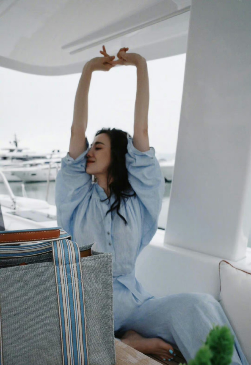炎热的夏天海边度假成了很多时尚达人的首选,实力女演员宋佳#宋佳