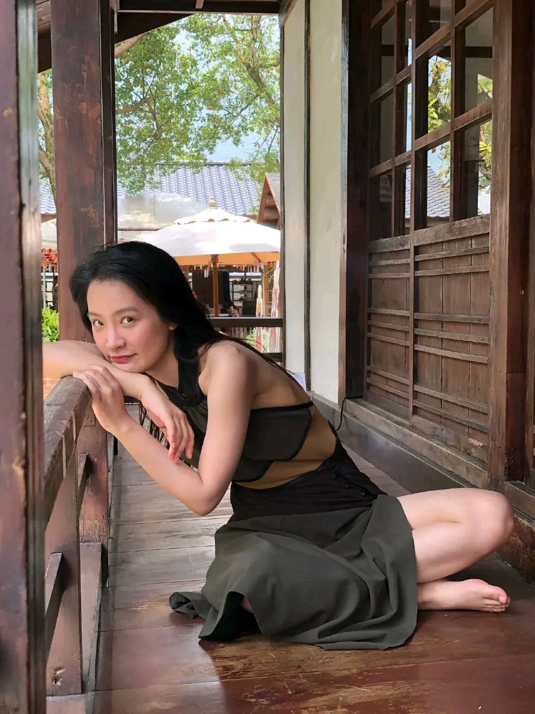 陈芋米穿开叉长裙尽享休闲时光