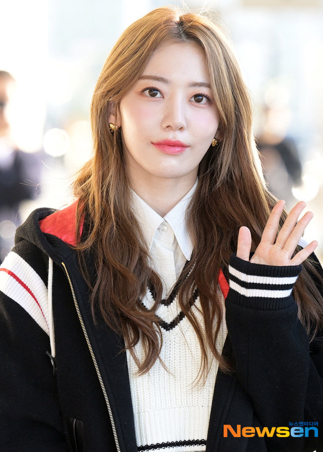 宫胁咲良今日机场图!学院风穿搭超吸睛