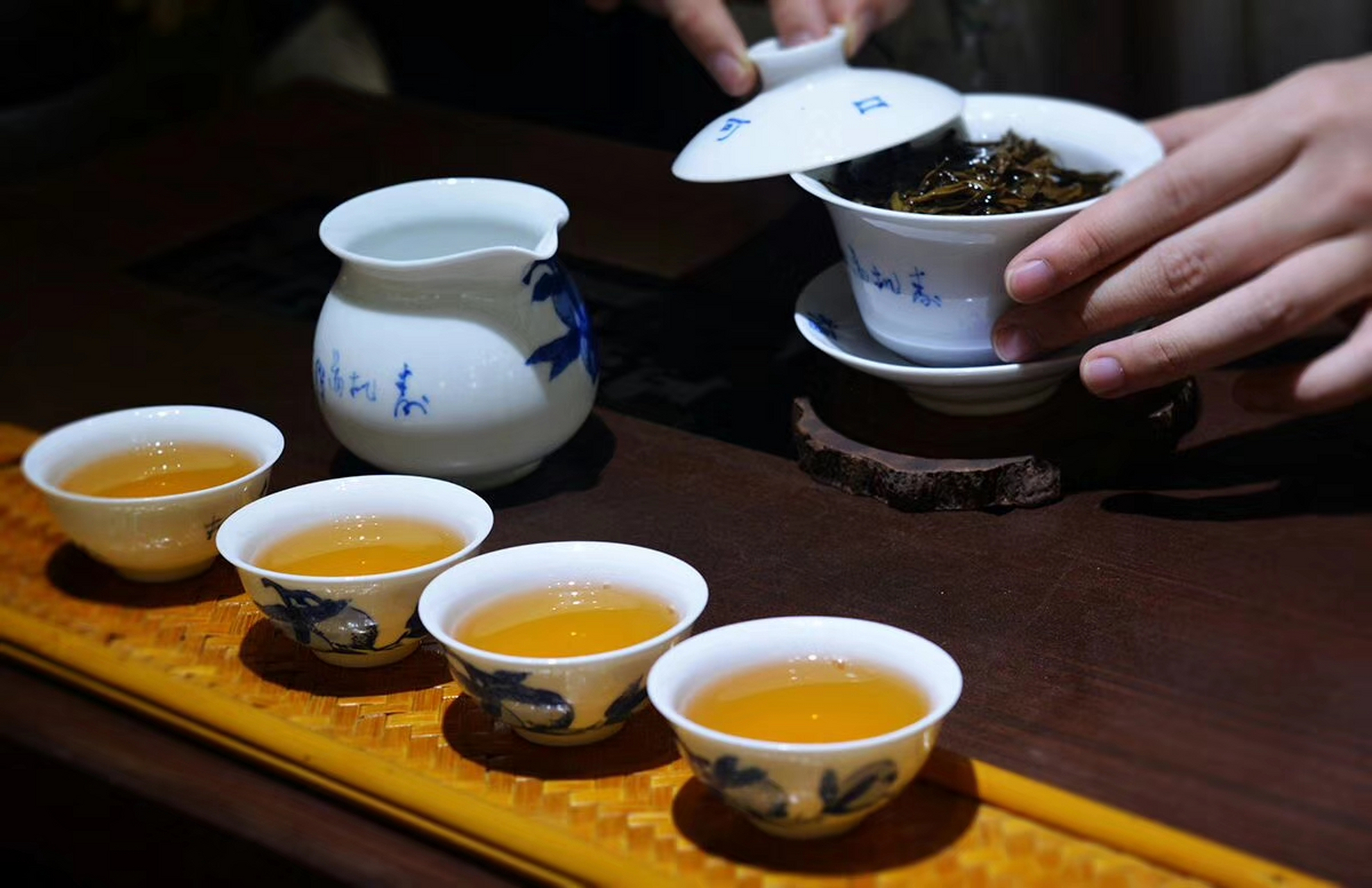 一人缓慢独坐独饮,与众人围坐饮茶的感受确实完全不同.