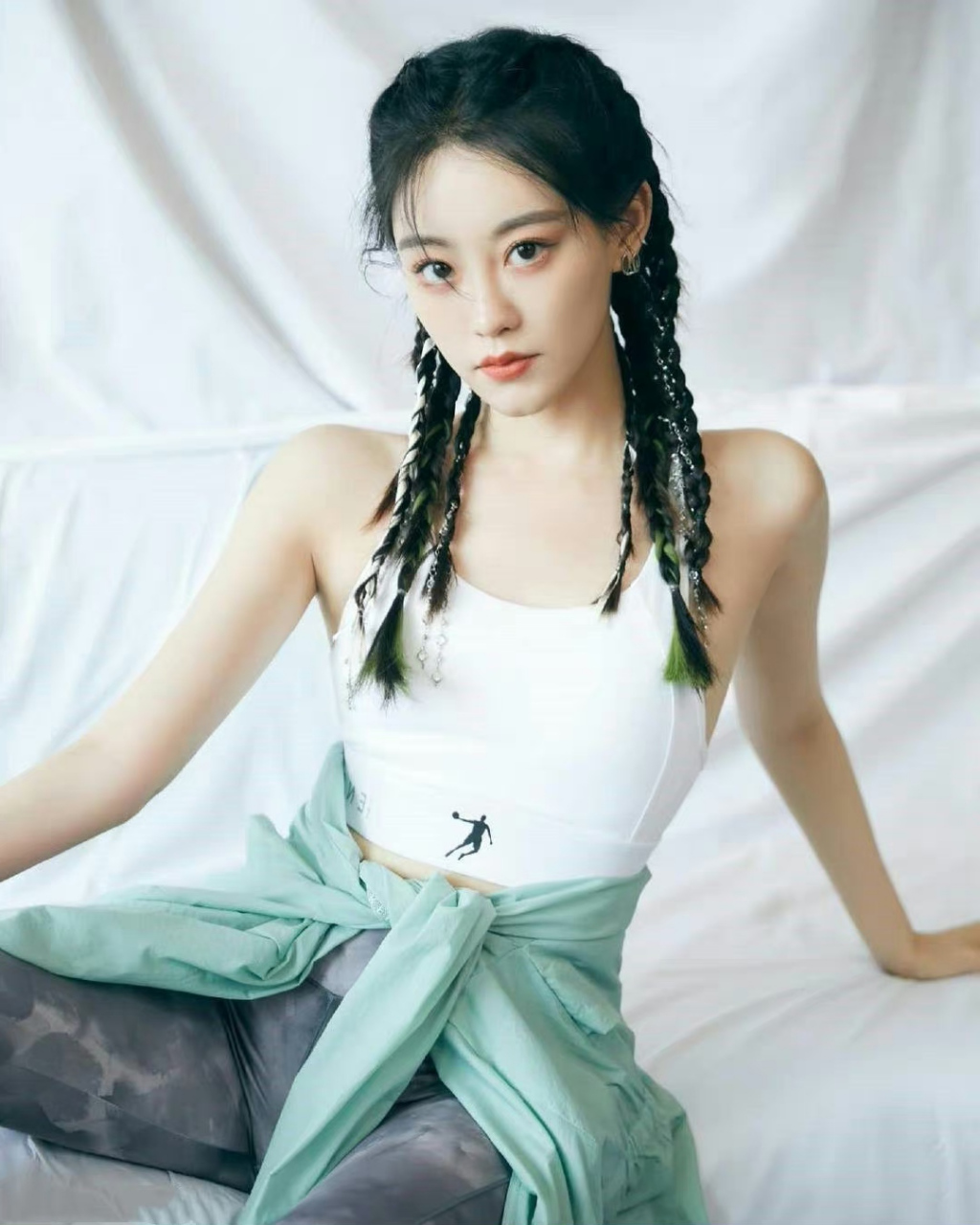 祝绪丹# 头扎麻花辫,身穿白色背心,甜美清纯,身姿窈窕,前凸后翘,青春