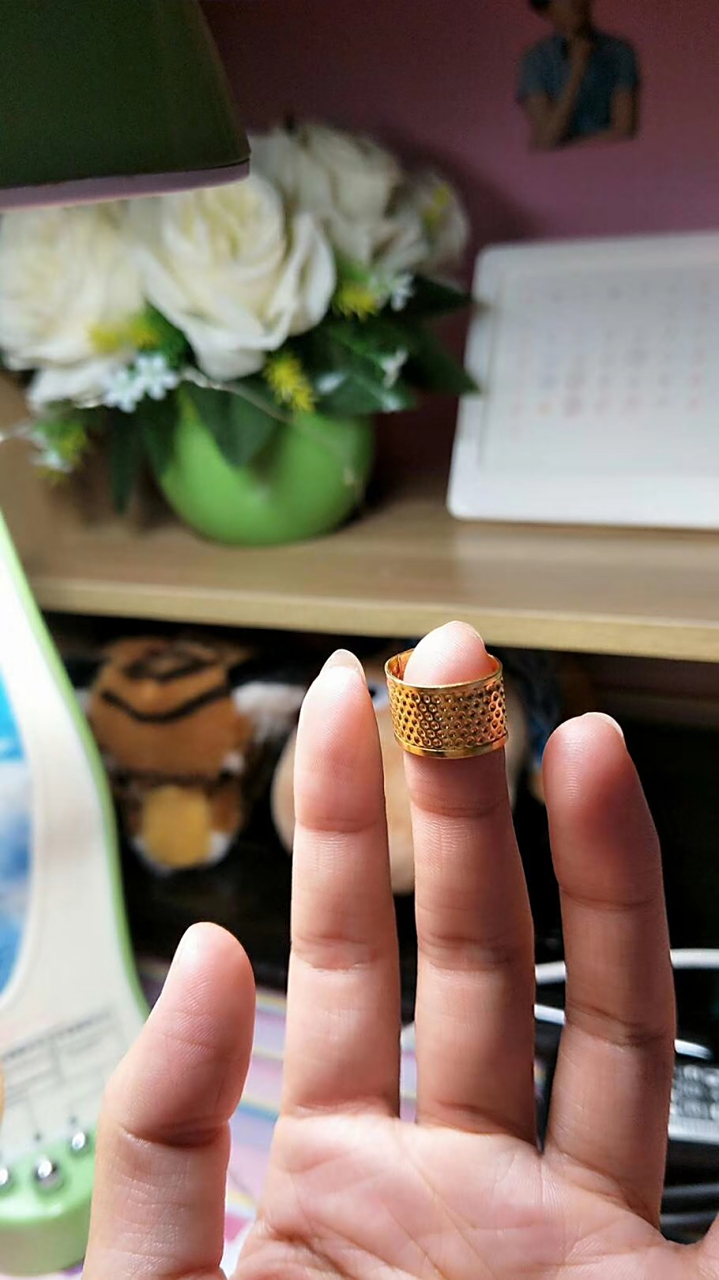 一直以为——"顶针"是为了防止扎手才戴的 (还想为啥只戴一个手指