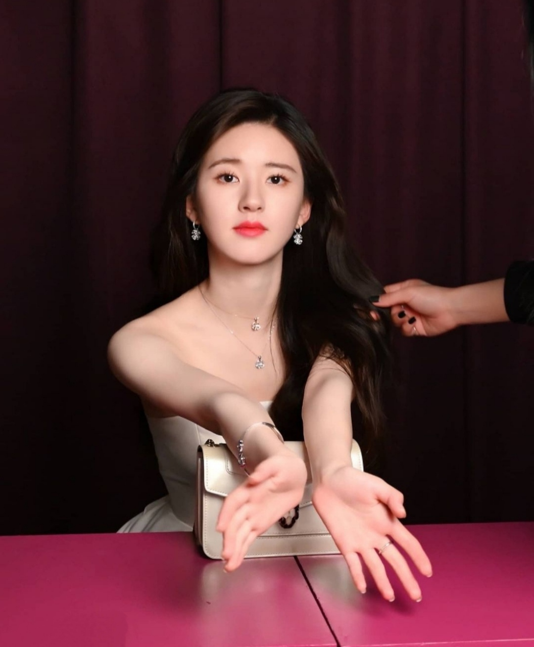 清纯可爱的小仙女#赵露思# 俏皮灵动,时尚靓丽,仙气十足,闪耀夺目