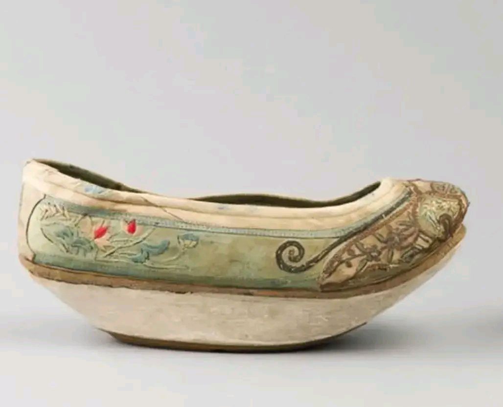 清朝女子的着装标配是脚蹬 10厘米高的马蹄底鞋