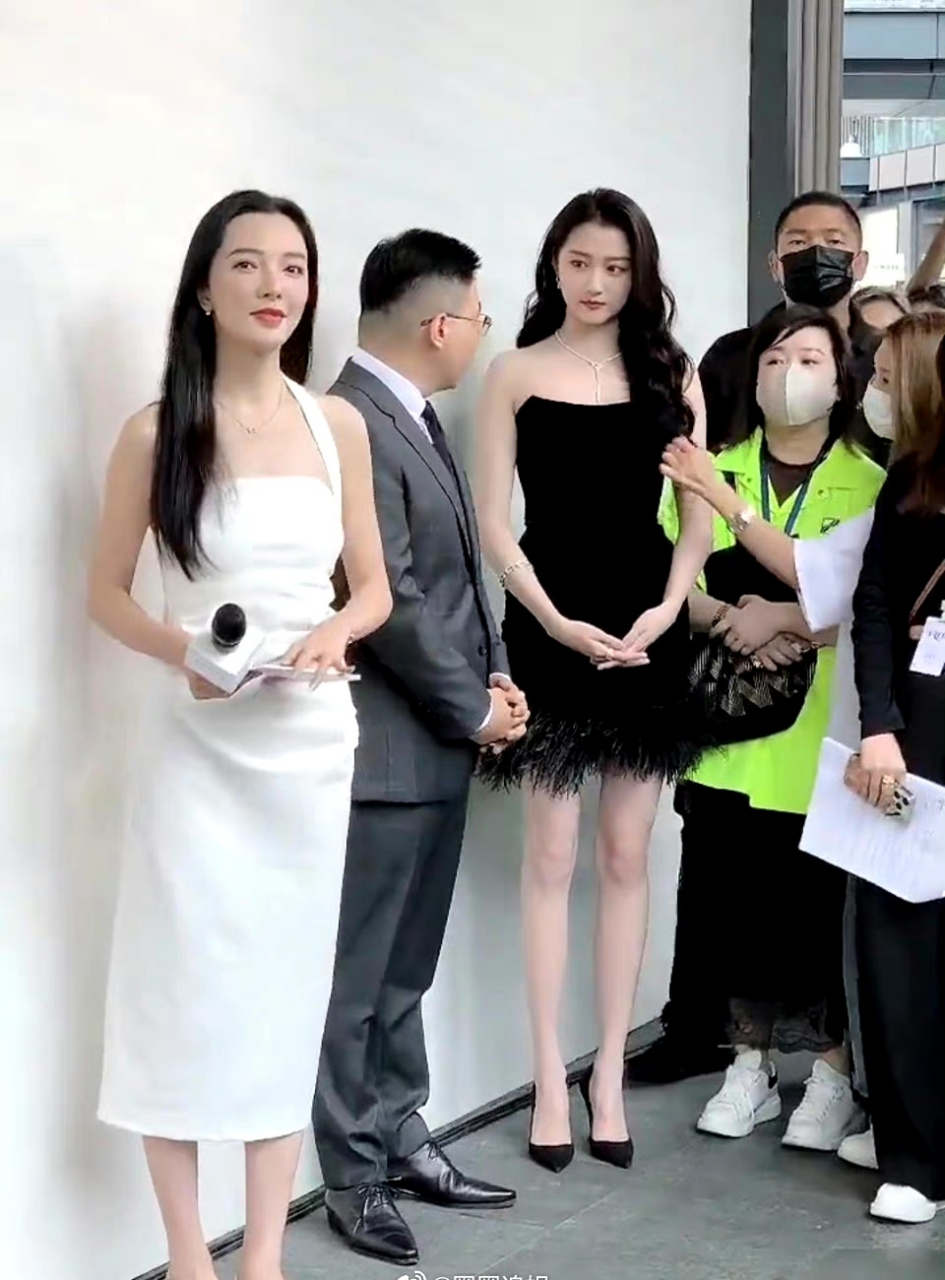 一般不要和女明星合影[捂脸][左捂脸],关晓彤长得很漂亮,还有这绝美的