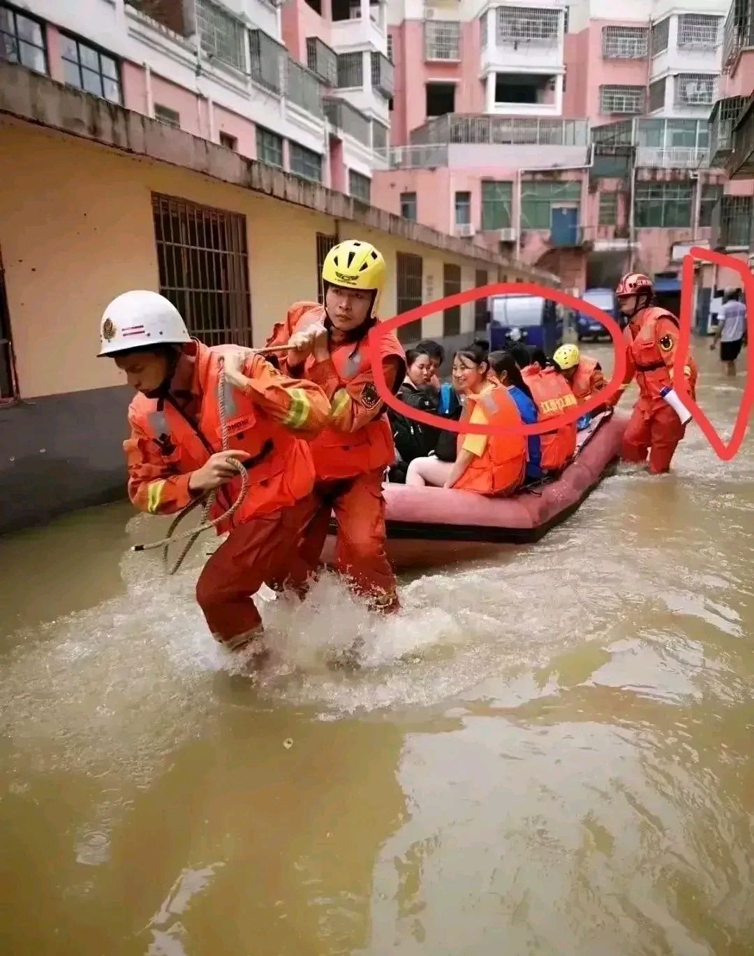 水滑梯救生员图片